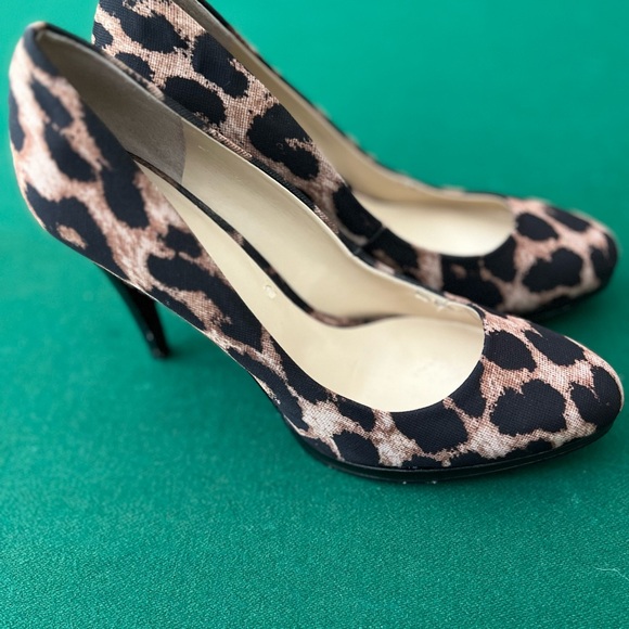 Nine West Black and Tan Leopard Heels Size 8 - Picture 2 of 4